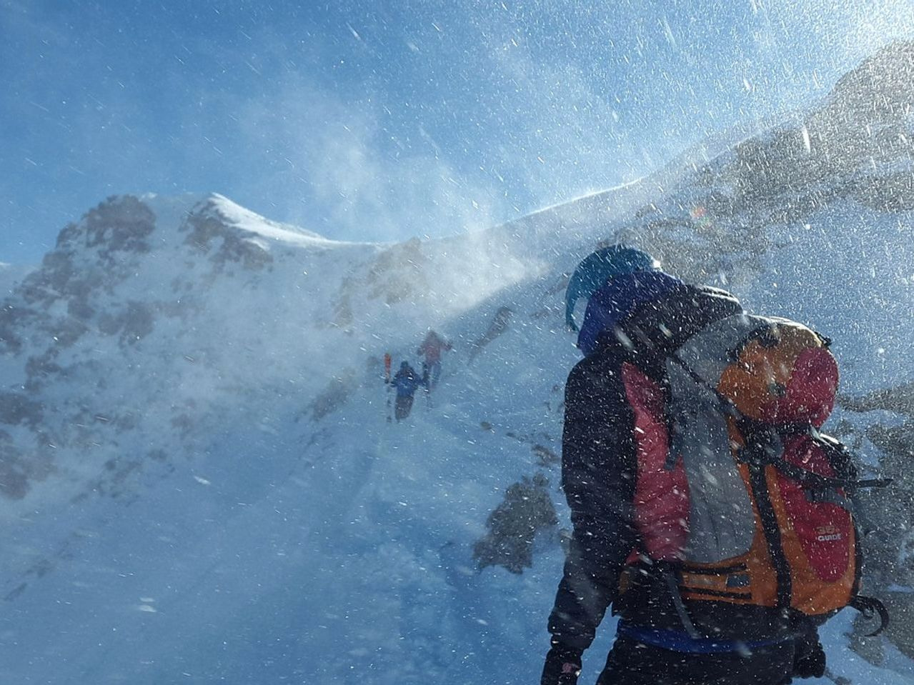Uma mochila esvaziada e organizada sobre uma pedra plana